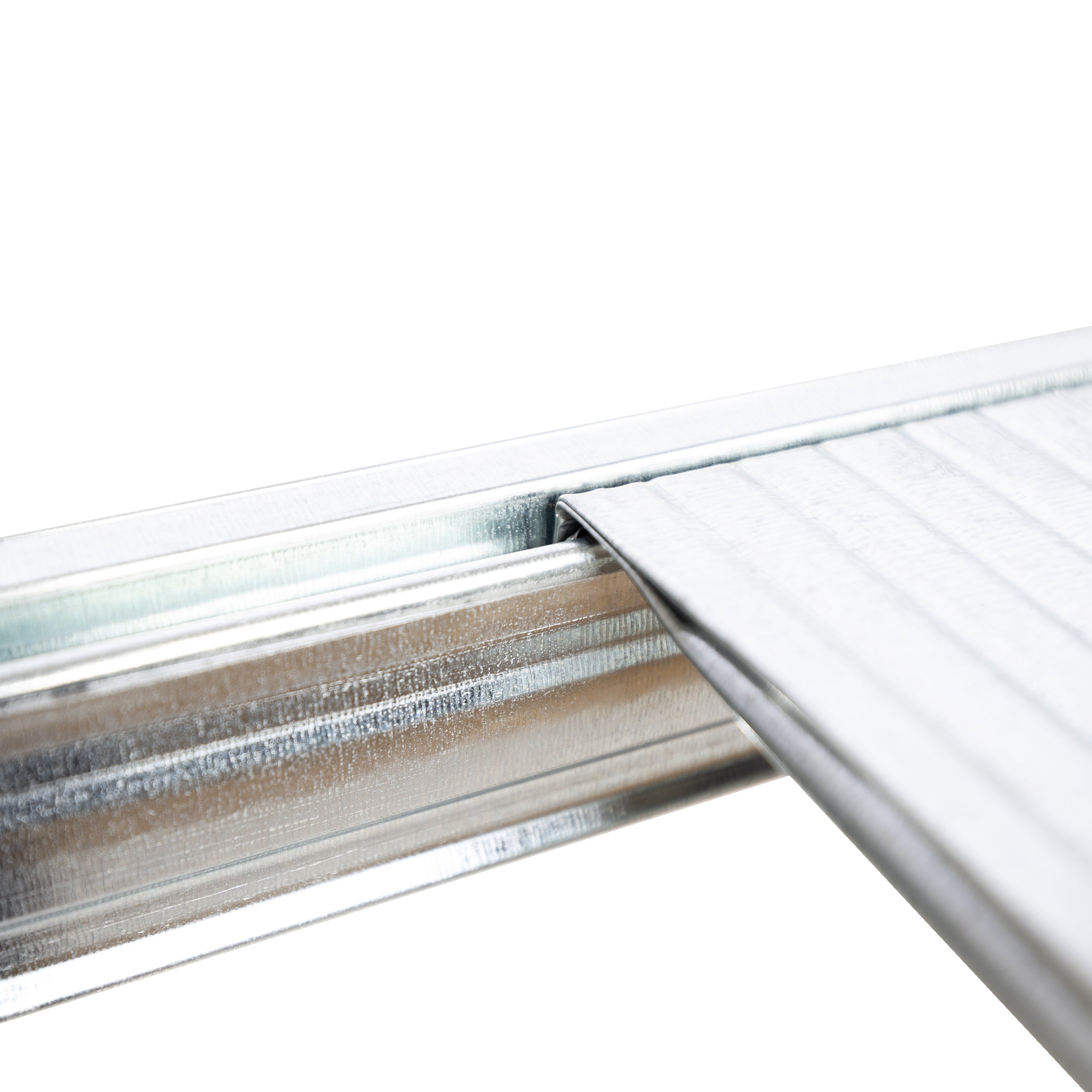 Bodenpaneel im Längsträger eines SUPER Regals eingesetzt