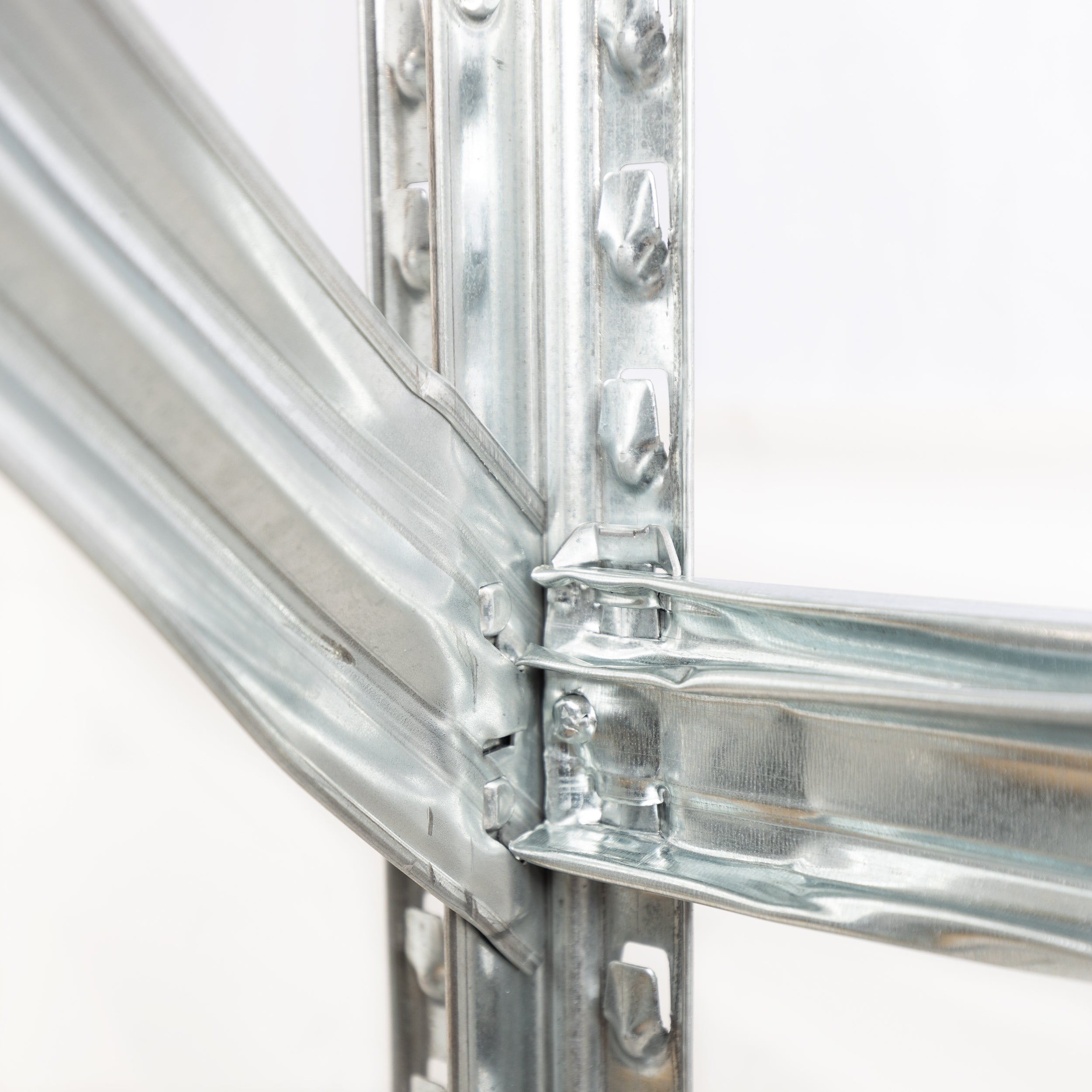 Ecke des SUPER Regals mit Pfosten, Traverse, Längsträger und sichtbarer Aushängesicherung